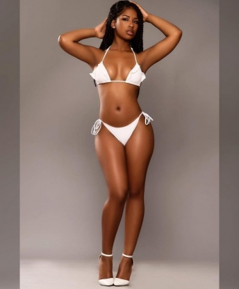 Соблазнительная блондинка с аппетитной фигурой приглашает к себе в гости. Готова окунуть тебя в мир страсти и удовольствия. Жду звонка от состоятельного джентльмена. 11104, 24 года